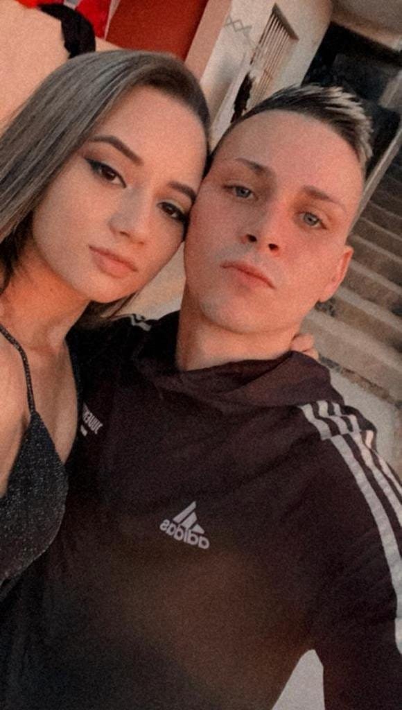 Casal Novinho caiu na net compartilhando a namorada novinha com amigo