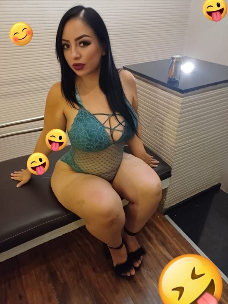 Coroa morena rabuda em fotos amadora