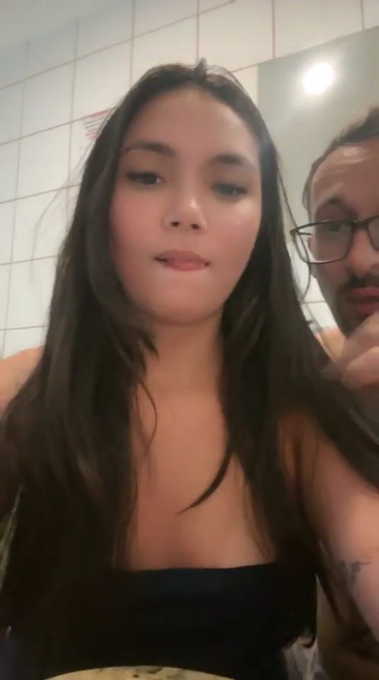 Novinha moreninha safada trepando com namorado coroa em Live no motel