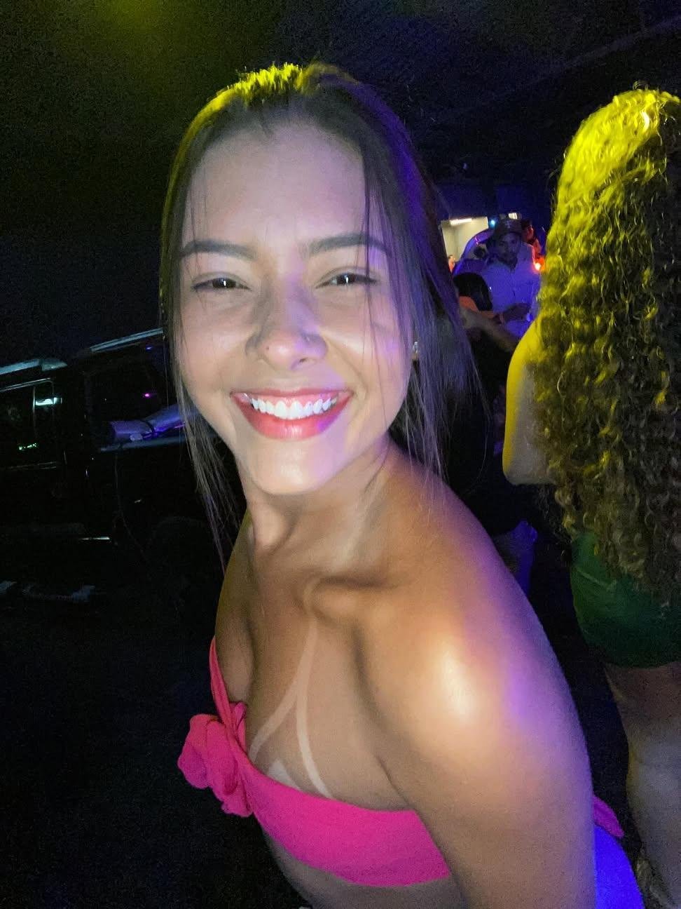 magrinha amadora moreninha mostrando o resultado do bronzeamento vazado