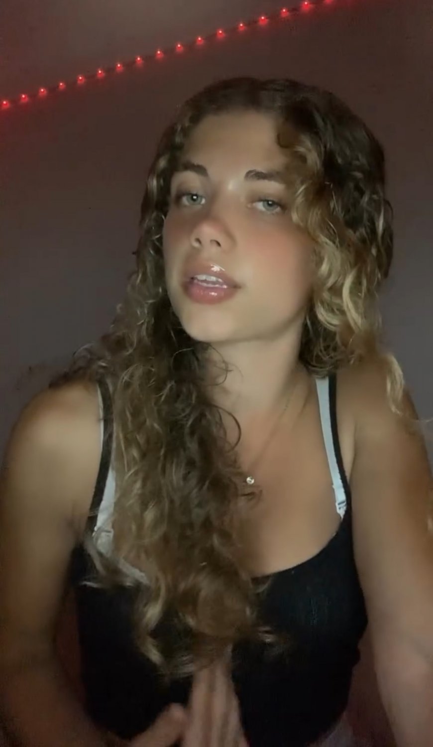 Novinha loira cacheada vazou brincando com a bct !!! Vídeos novos vazados Brasil vazadas anal