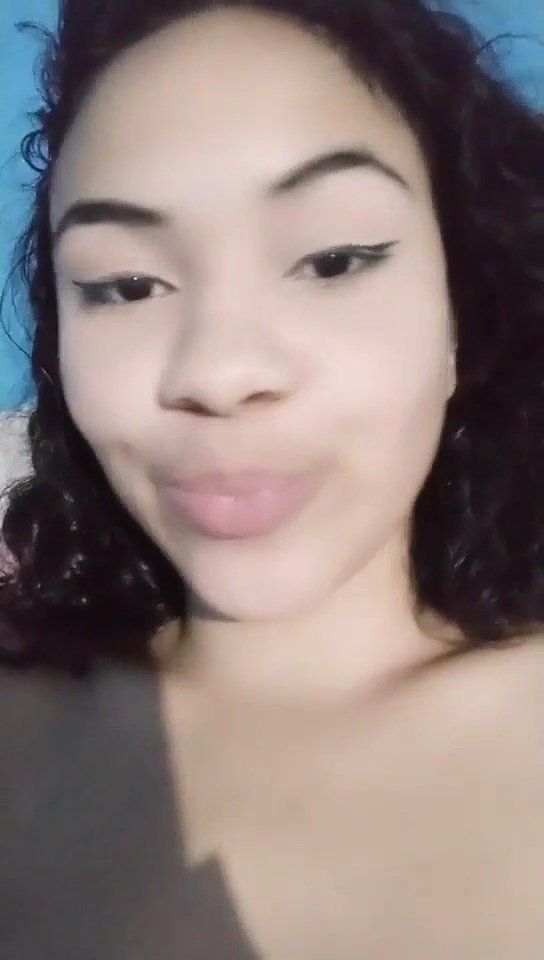 Novinha cacheada baixa renda dando a bucetinha apertadinha na Live parte 2 completo