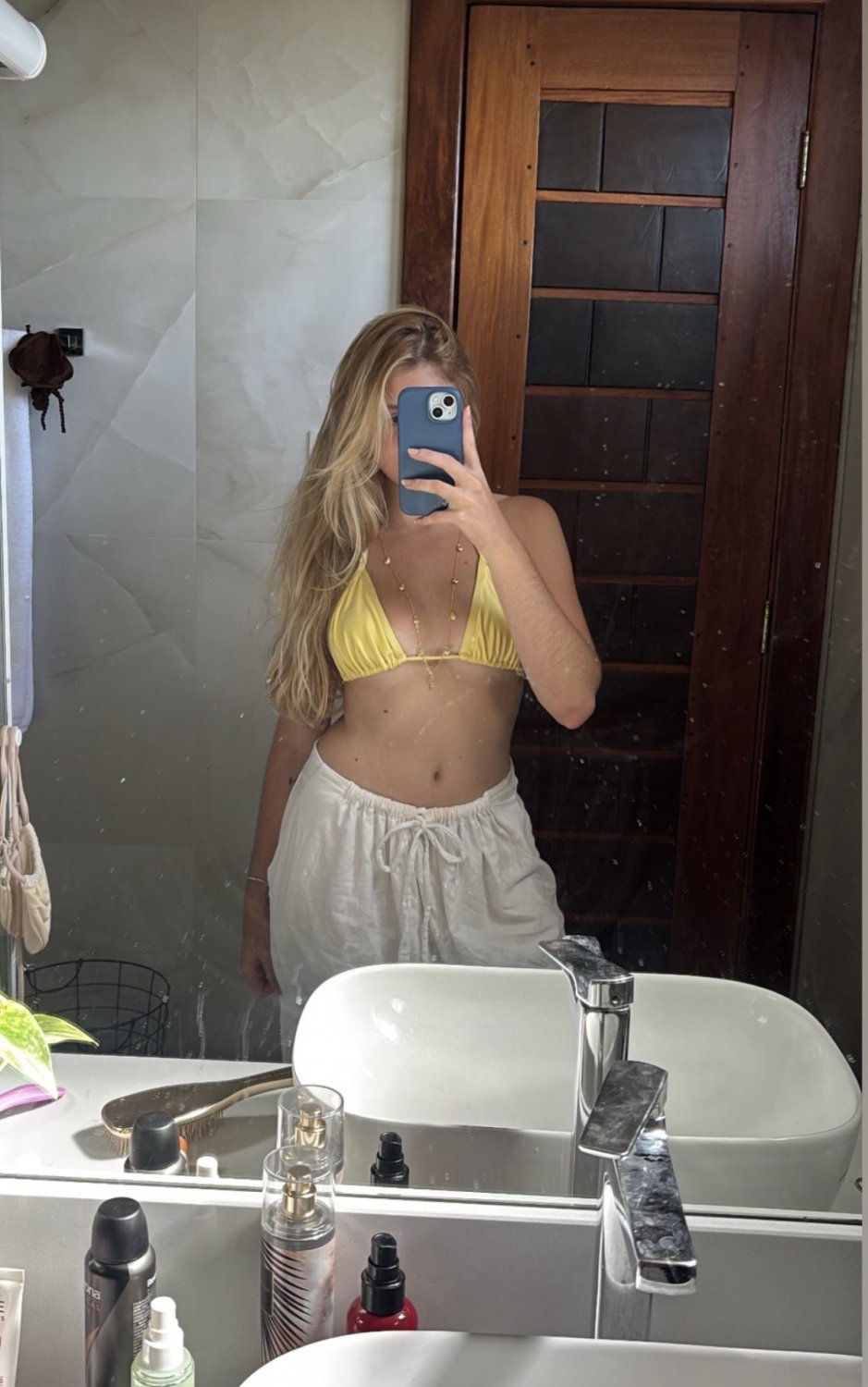 Novinha loirinha. foi vazada pelos amigos da Bahia
